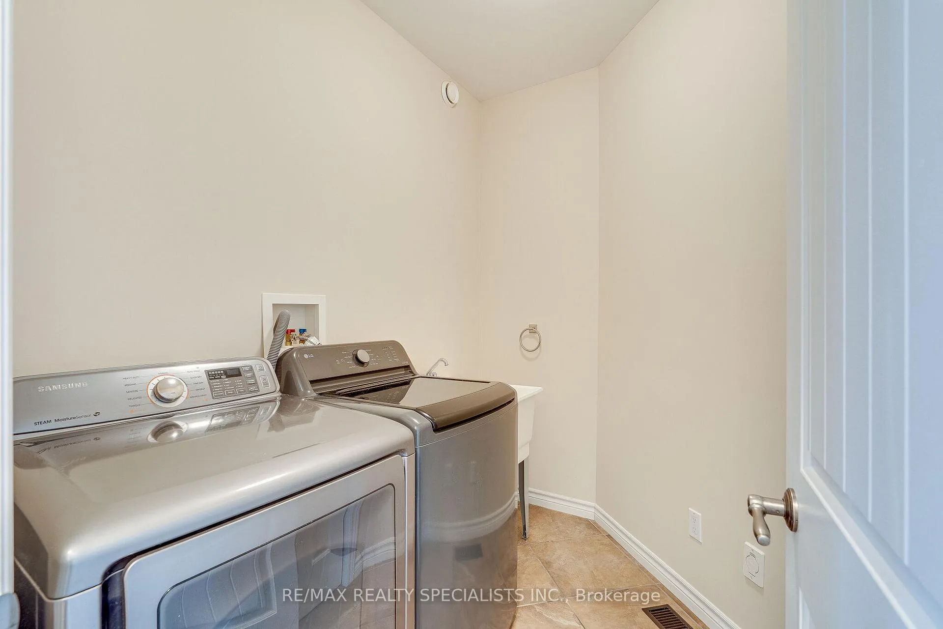 Photo 29 of Unit 2, 3 Reddington Drive, Caledon, Palgrave — HOMEH