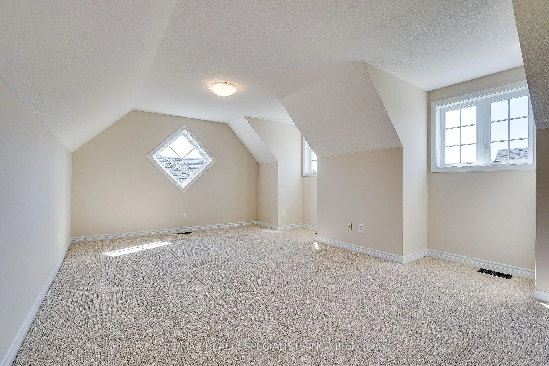 Photo 33 of Unit 2, 3 Reddington Drive, Caledon, Palgrave — HOMEH