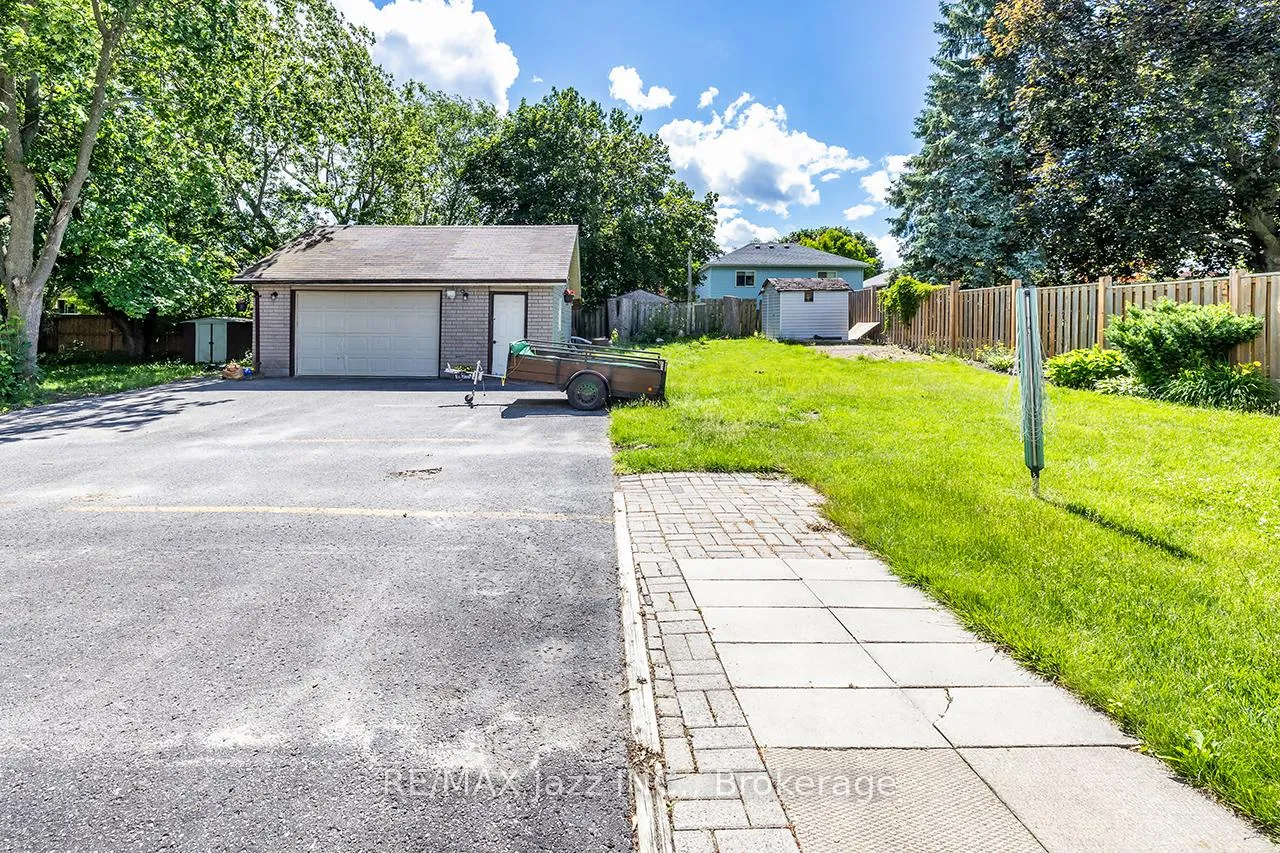 Photo 4 of 27 Waverley Road, Clarington, Bowmanville — HOMEH