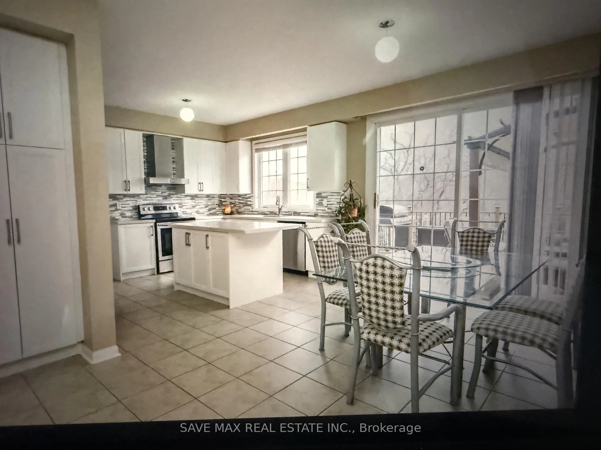 Photo 2 of 184 Treeline Boulevard, Brampton, Vales of Castlemore — HOMEH