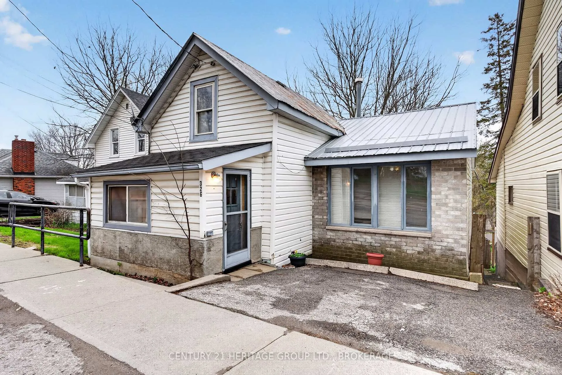 Photo of 326 Dundas Street