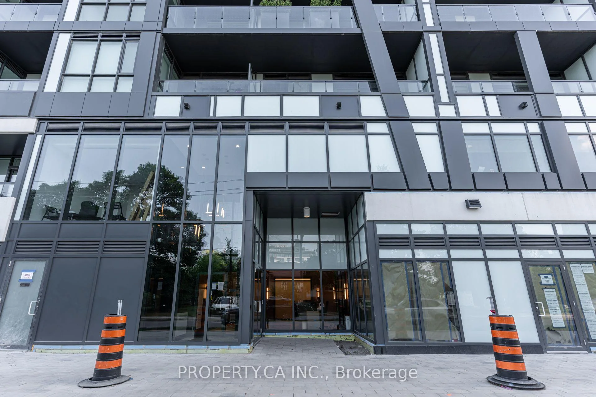 Photo 5 of Unit 106, 6 Greenbriar Road, North York, Bayview Village — HOMEH