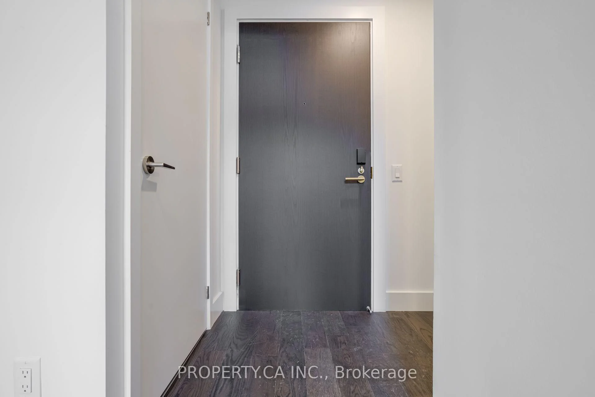 Photo 9 of Unit 106, 6 Greenbriar Road, North York, Bayview Village — HOMEH