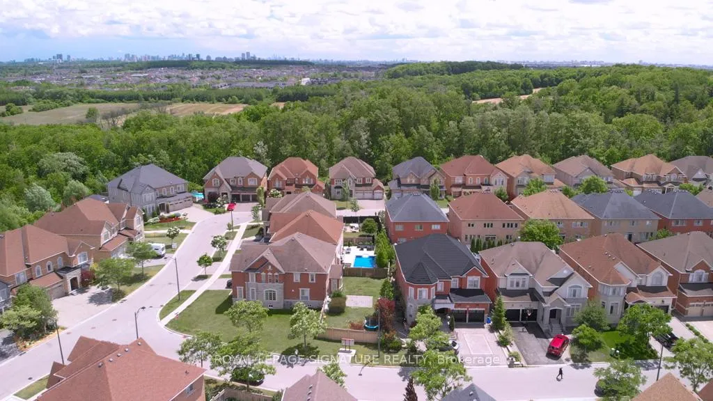 Photo 2 of 210 Upper Post Road, Vaughan, Patterson — HOMEH