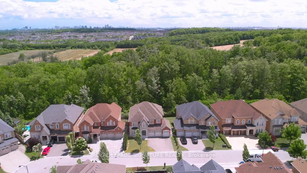 Photo 3 of 210 Upper Post Road, Vaughan, Patterson — HOMEH