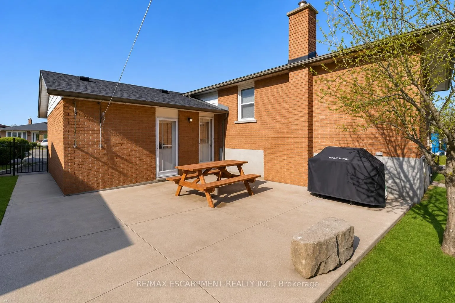 Photo 3 of Unit B, 134 Marcella Crescent, Hamilton, Gershome — HOMEH