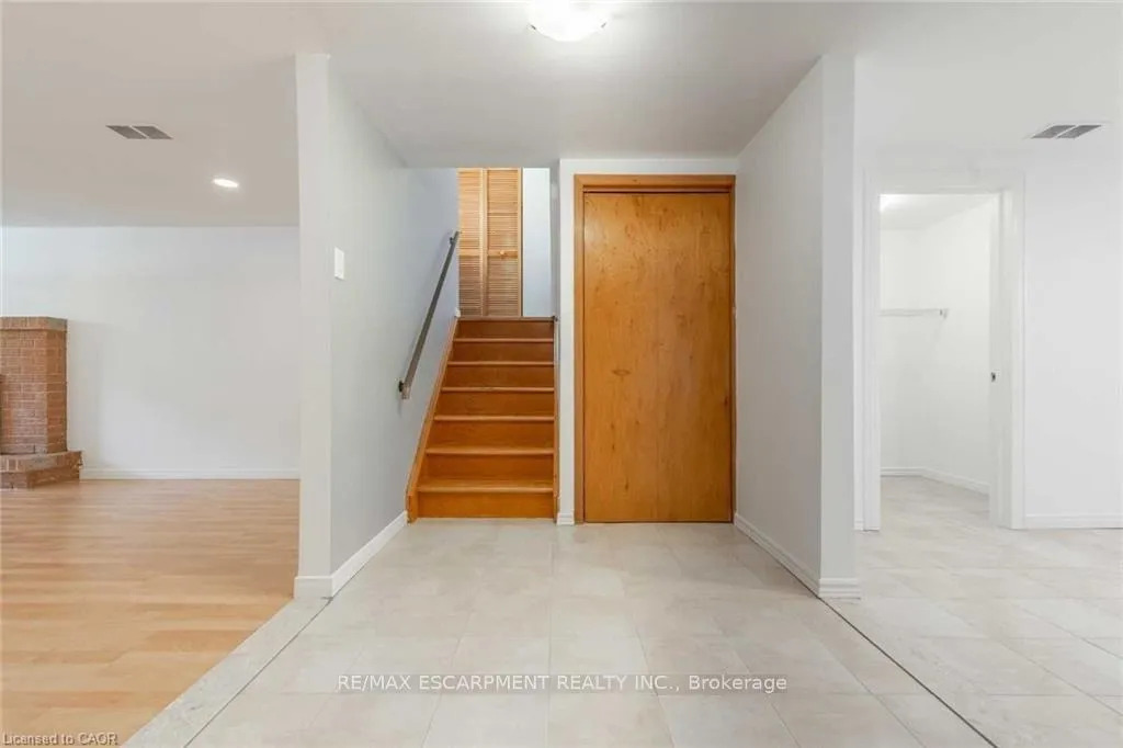 Photo 5 of Unit B, 134 Marcella Crescent, Hamilton, Gershome — HOMEH