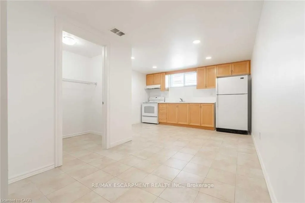 Photo 6 of Unit B, 134 Marcella Crescent, Hamilton, Gershome — HOMEH