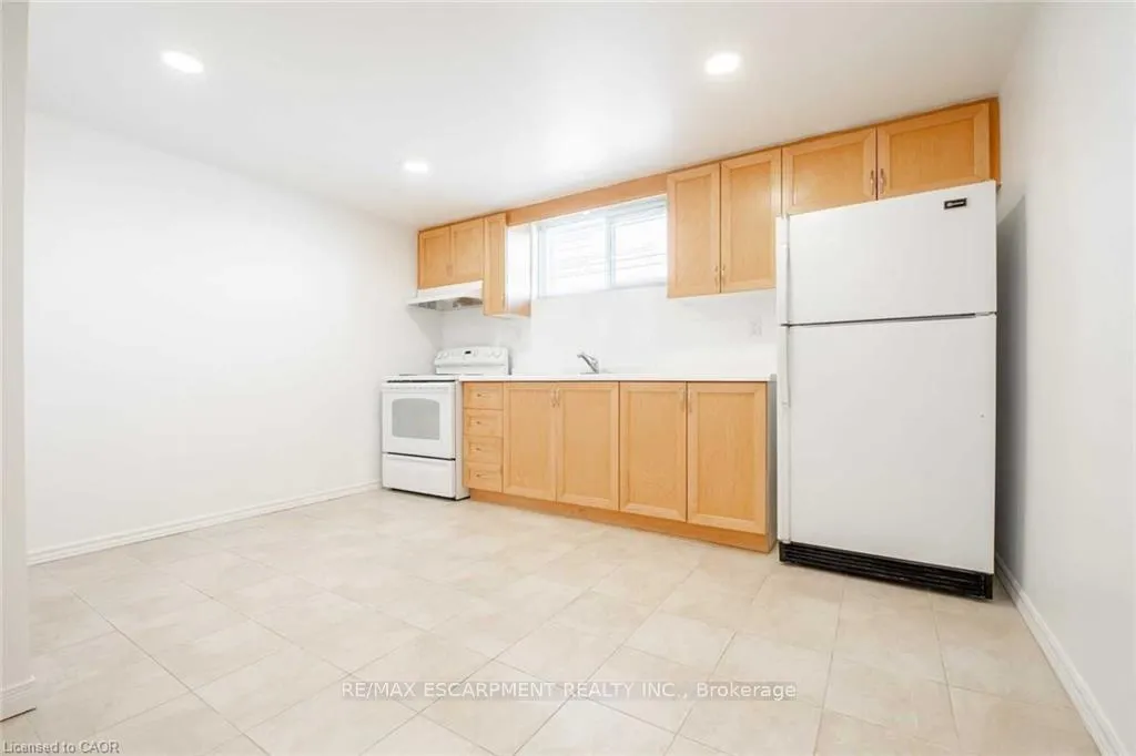 Photo 7 of Unit B, 134 Marcella Crescent, Hamilton, Gershome — HOMEH