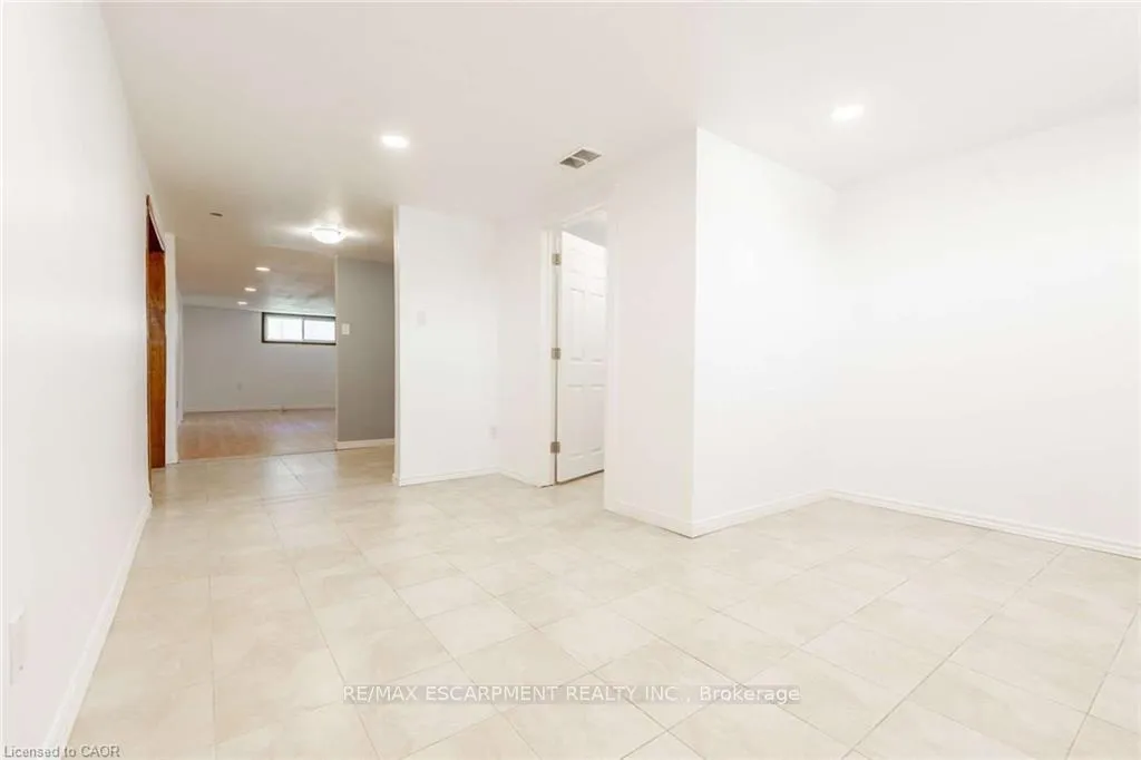 Photo 8 of Unit B, 134 Marcella Crescent, Hamilton, Gershome — HOMEH