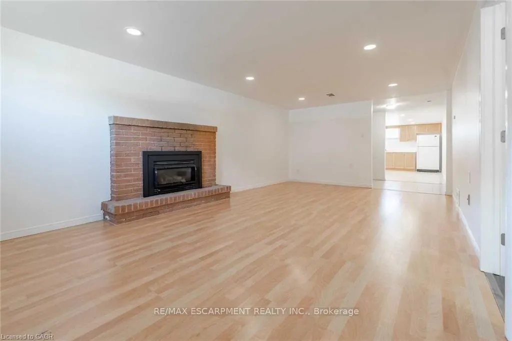 Photo 10 of Unit B, 134 Marcella Crescent, Hamilton, Gershome — HOMEH