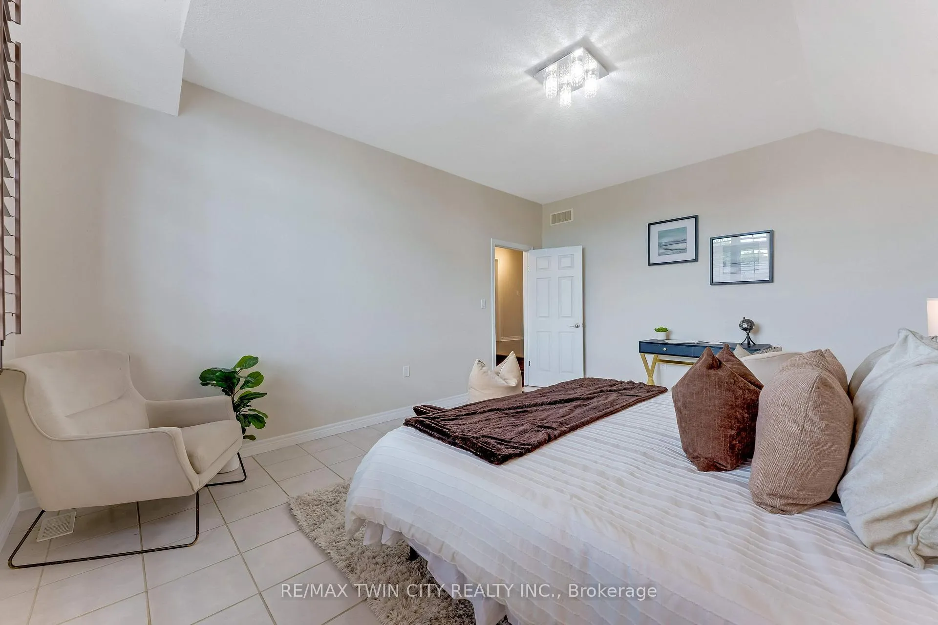Photo 20 of 430 Kelso Drive, Waterloo — HOMEH