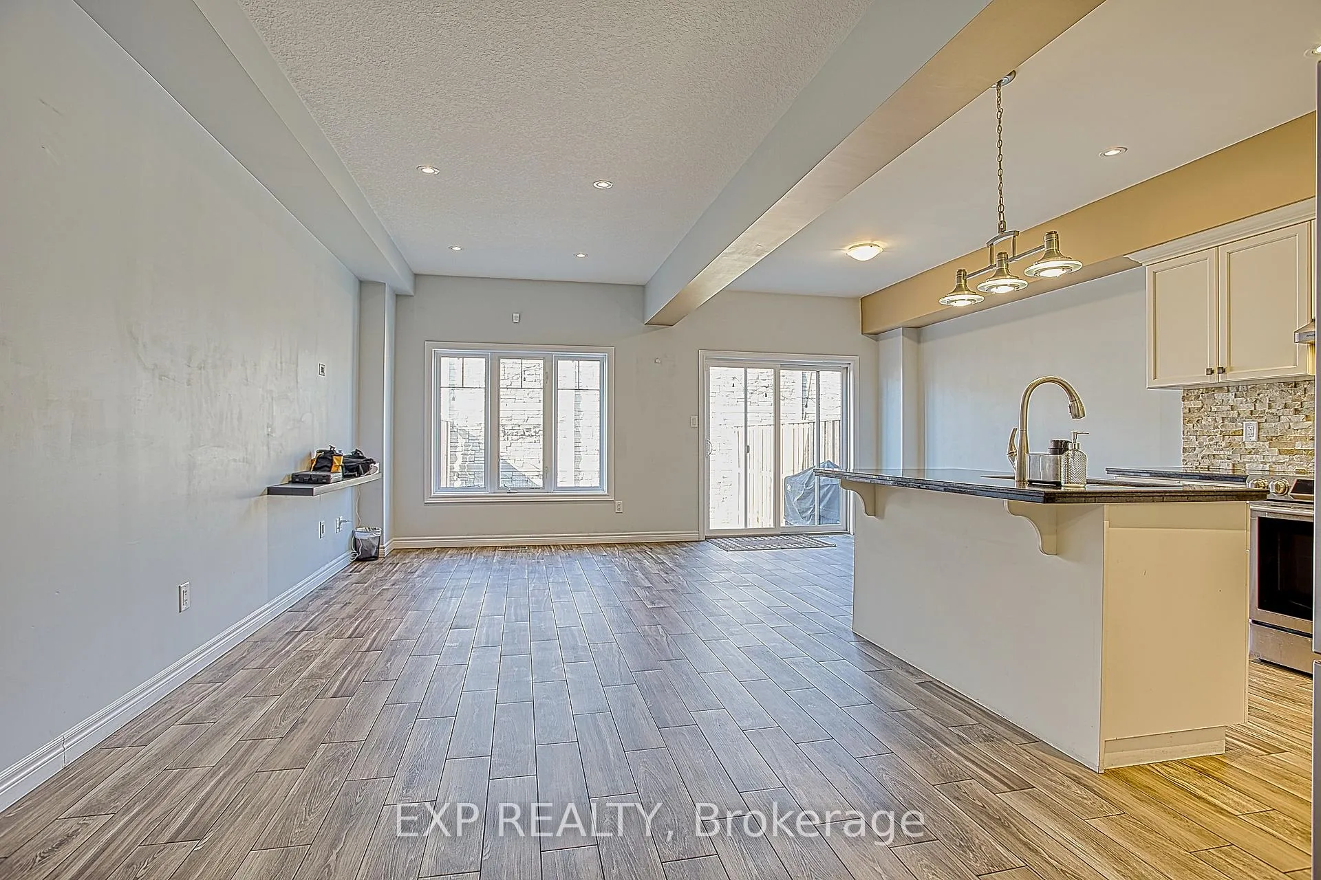 Photo 6 of Unit 15, 98 Shoreview Place, Hamilton, Lakeshore — HOMEH