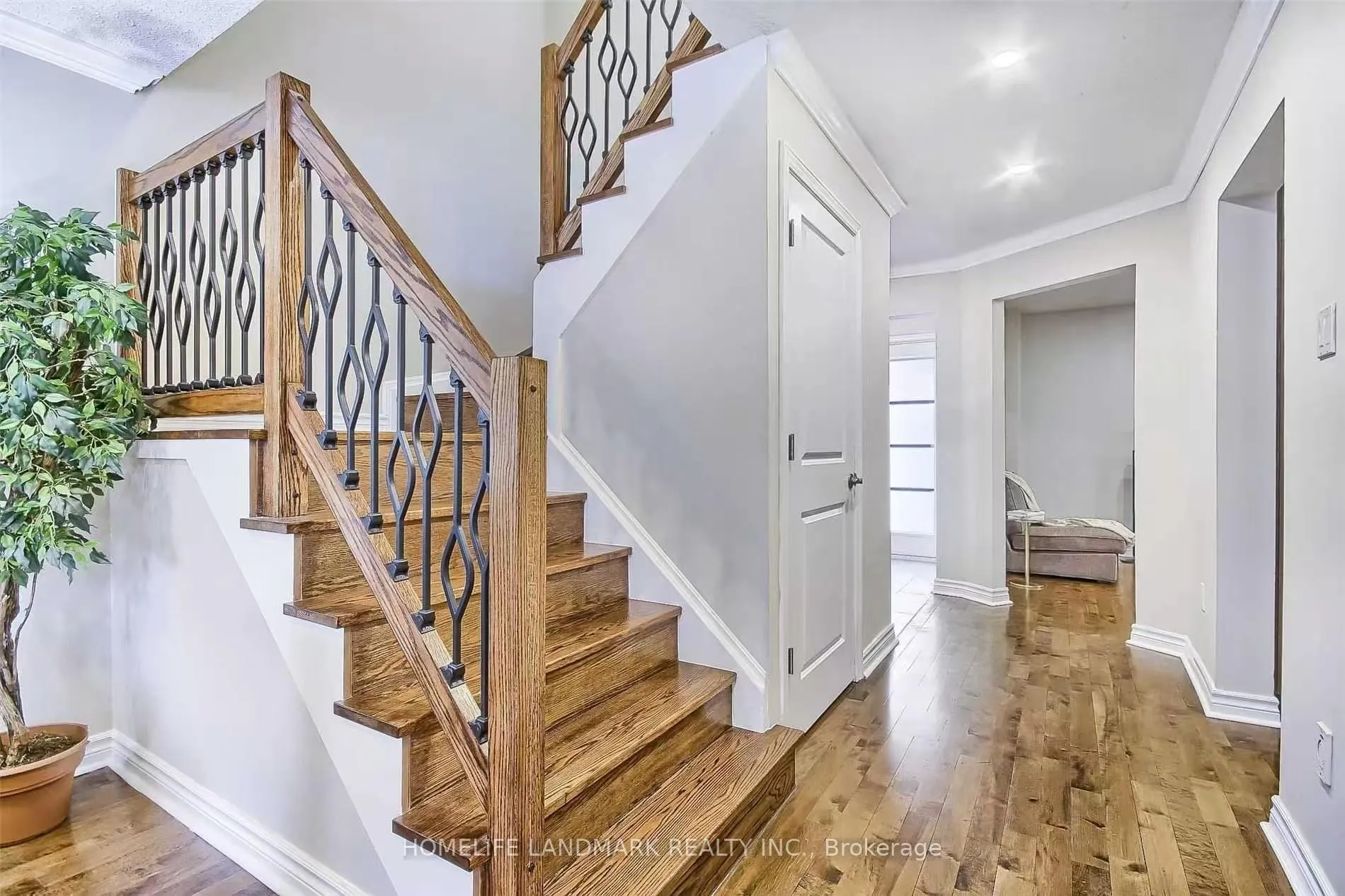Photo 5 of 102 Patrice Crescent, Vaughan, Crestwood-Springfarm-Yorkhill — HOMEH