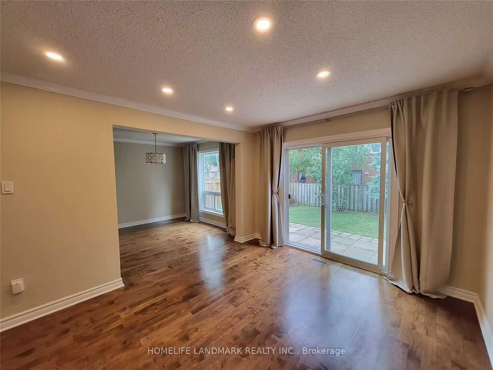 Photo 9 of 102 Patrice Crescent, Vaughan, Crestwood-Springfarm-Yorkhill — HOMEH