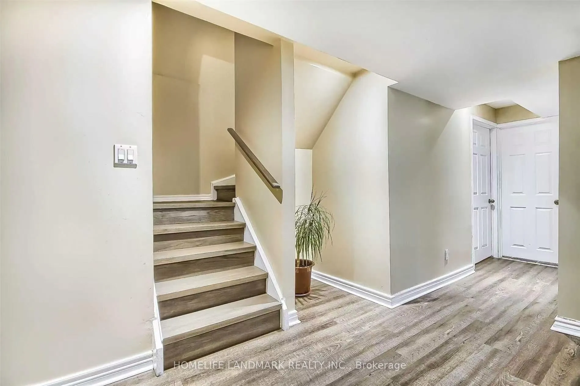 Photo 16 of 102 Patrice Crescent, Vaughan, Crestwood-Springfarm-Yorkhill — HOMEH
