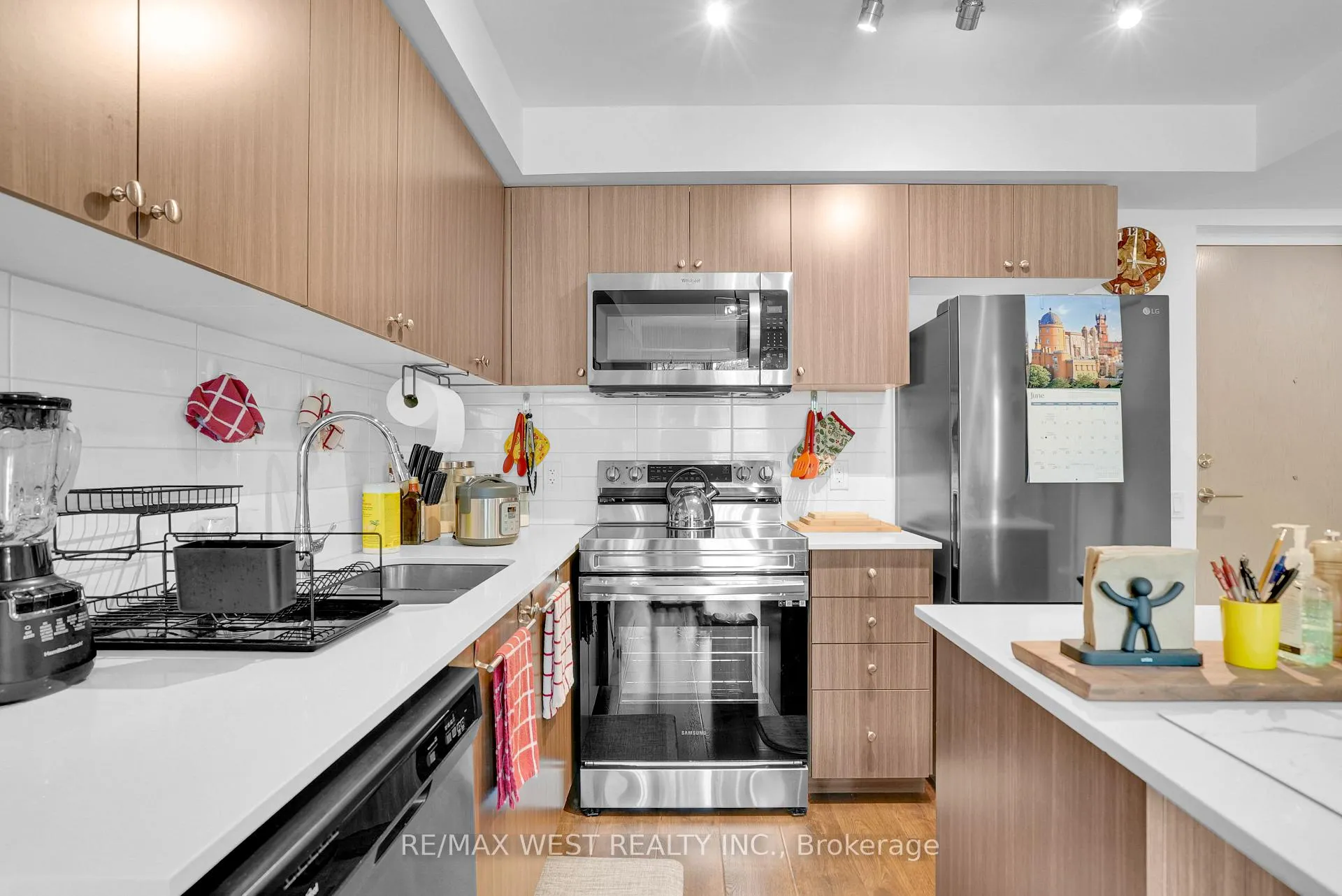 Photo 4 of Unit 216, 58 Lakeside Terrace, Barrie, Little Lake — HOMEH