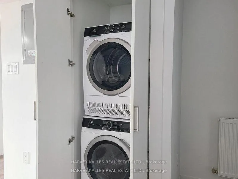 Photo 5 of Unit 2, 521 Browns Line, Etobicoke, Alderwood — HOMEH