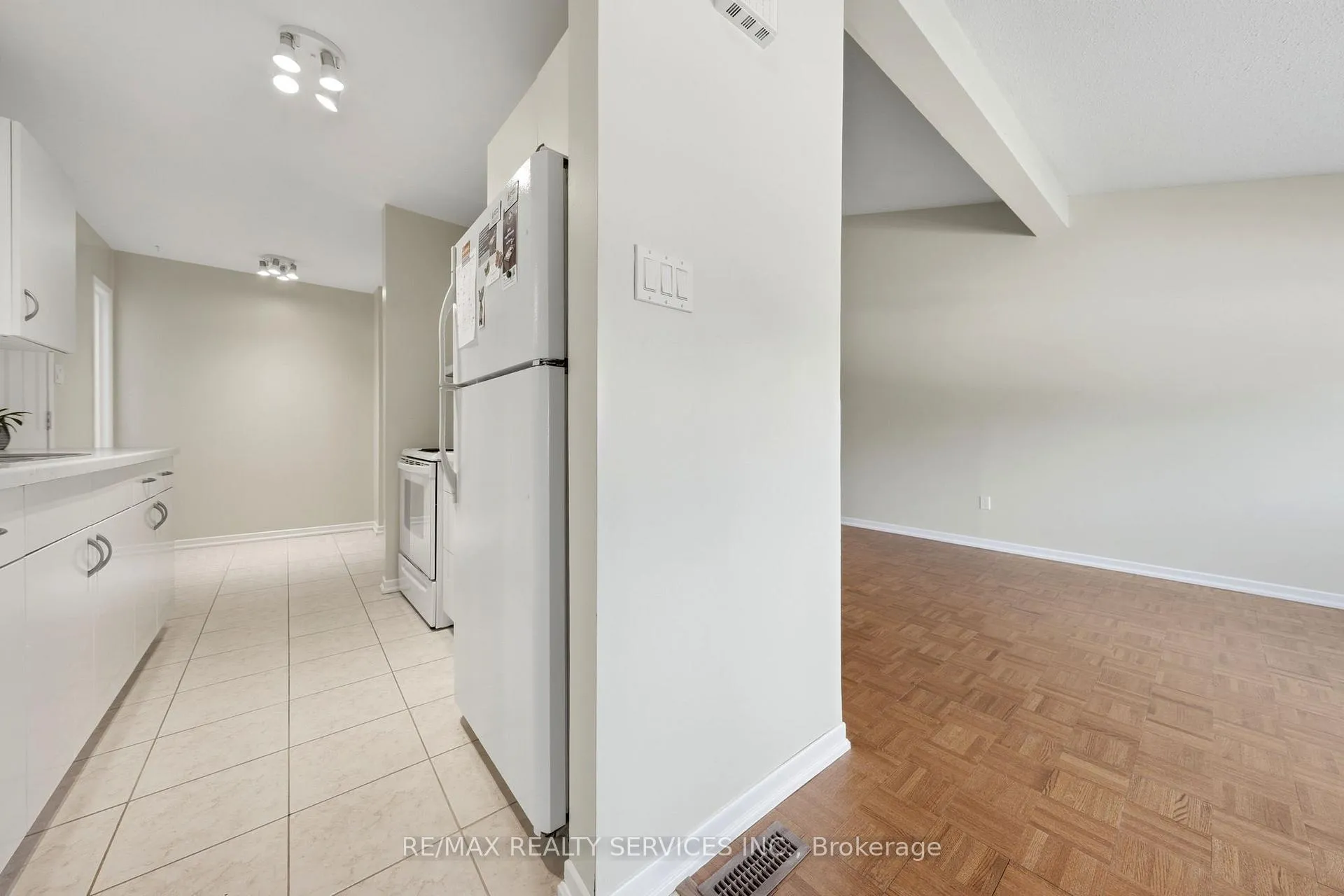 Photo 8 of 2081 South Millway, Mississauga, Erin Mills — HOMEH