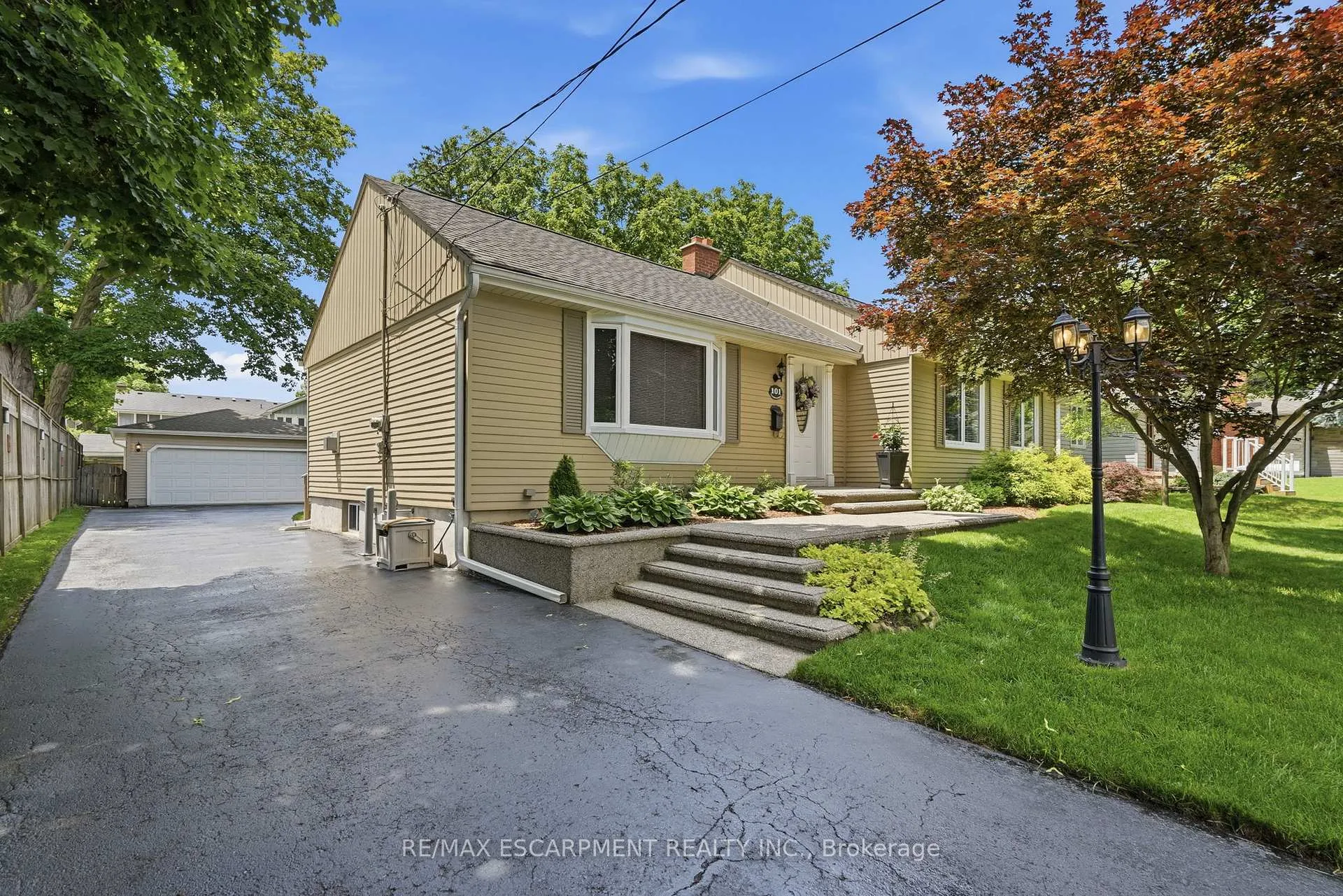 Photo 2 of 101 Victoria Street, Hamilton, Waterdown — HOMEH