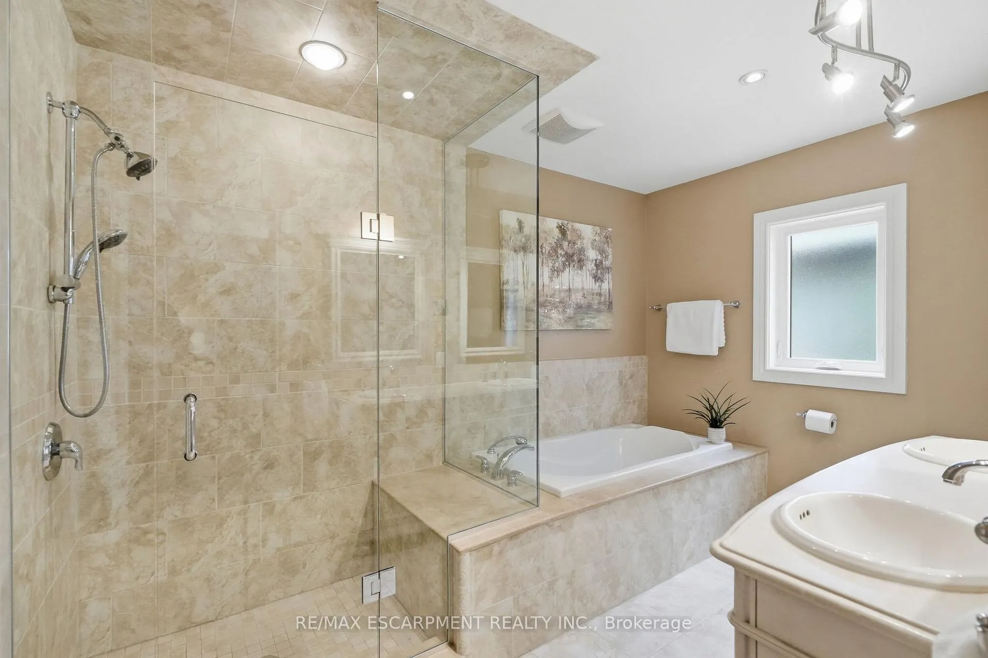 Photo 16 of 101 Victoria Street, Hamilton, Waterdown — HOMEH