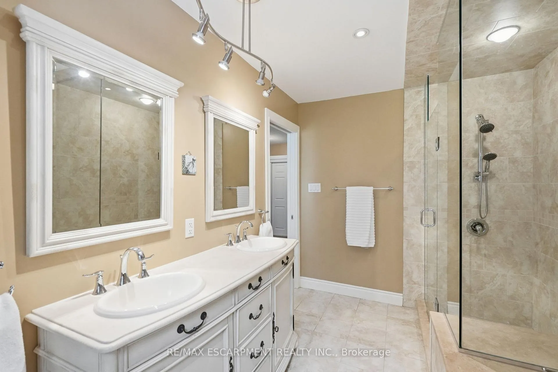 Photo 17 of 101 Victoria Street, Hamilton, Waterdown — HOMEH