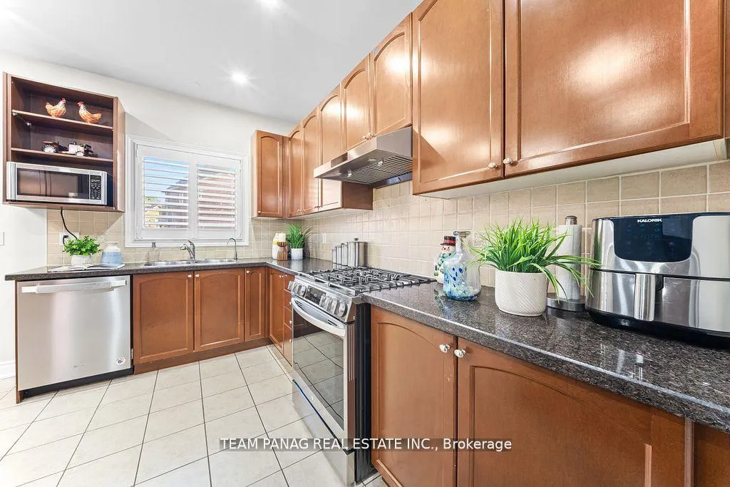 Photo 16 of 11 Powell Drive, Brampton, Sandringham-Wellington — HOMEH