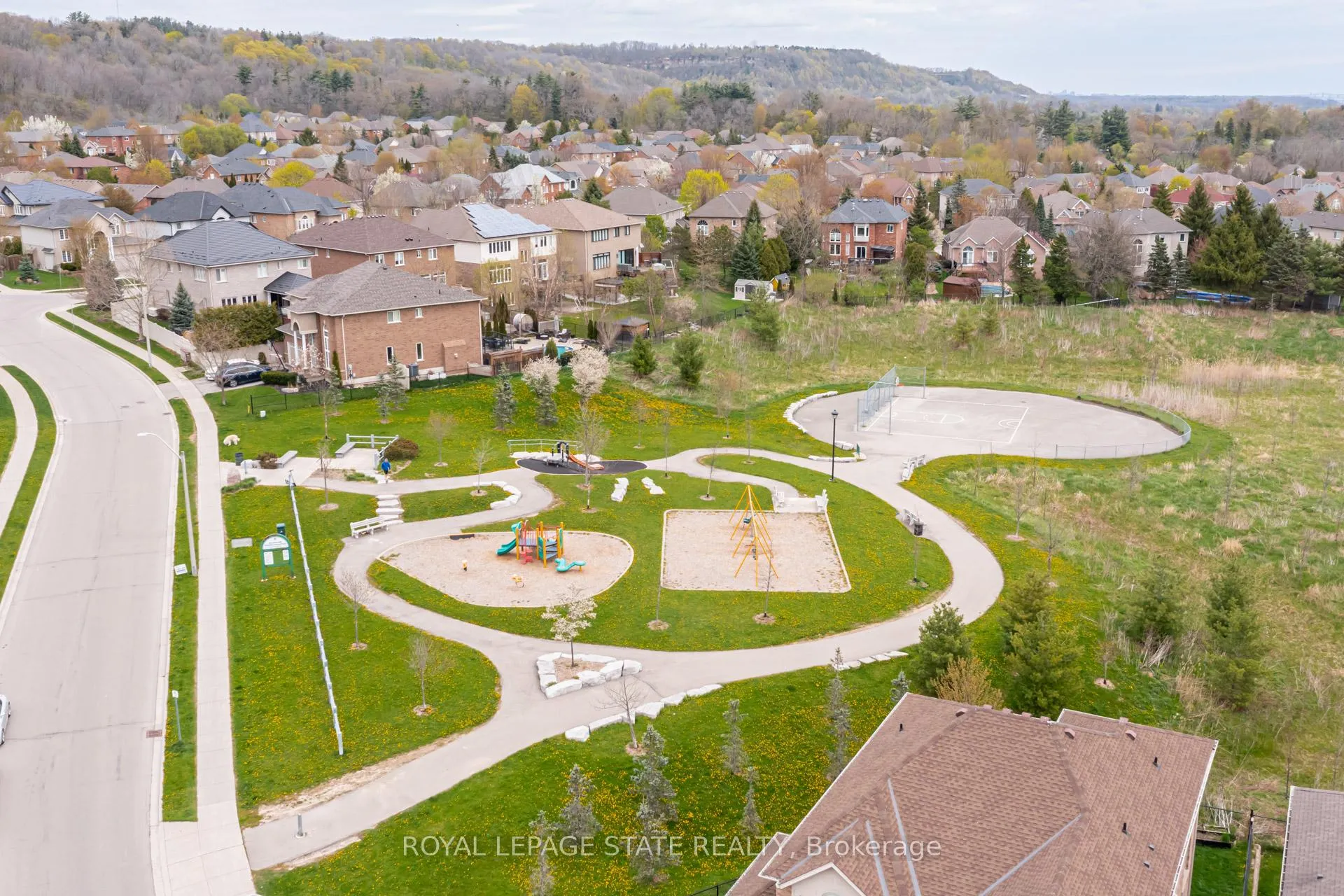 Photo 4 of 67 Newcombe Road, Hamilton, Dundas — HOMEH