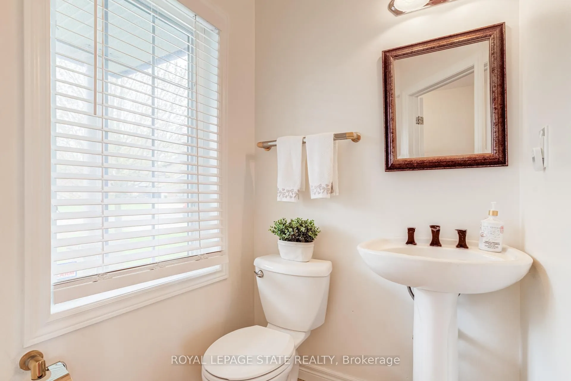 Photo 25 of 67 Newcombe Road, Hamilton, Dundas — HOMEH