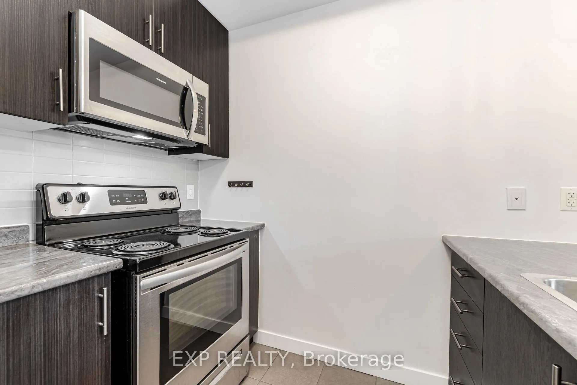 Photo 5 of Unit 121, 125 Shoreview Place, Hamilton, Stoney Creek — HOMEH
