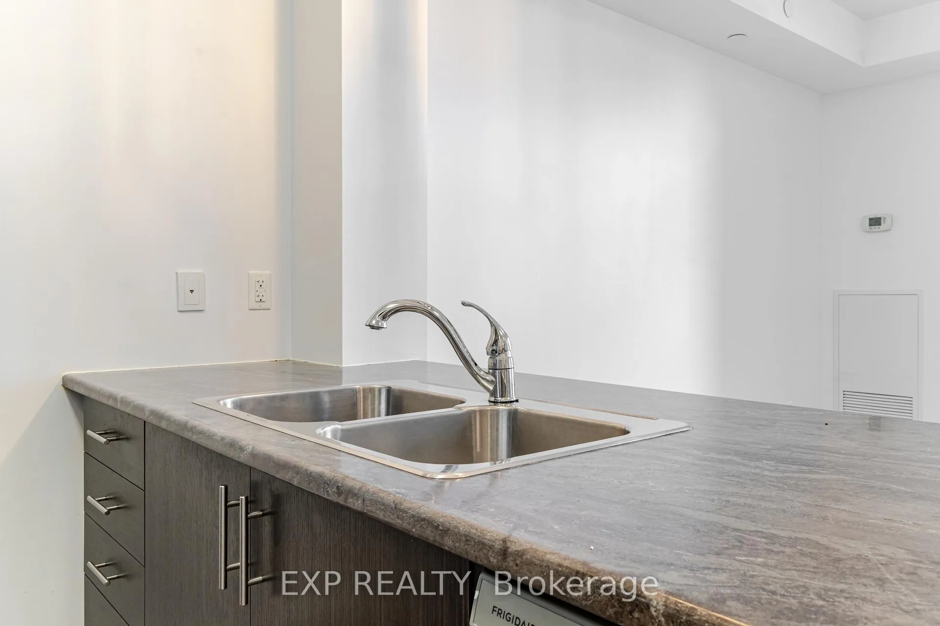 Photo 8 of Unit 121, 125 Shoreview Place, Hamilton, Stoney Creek — HOMEH