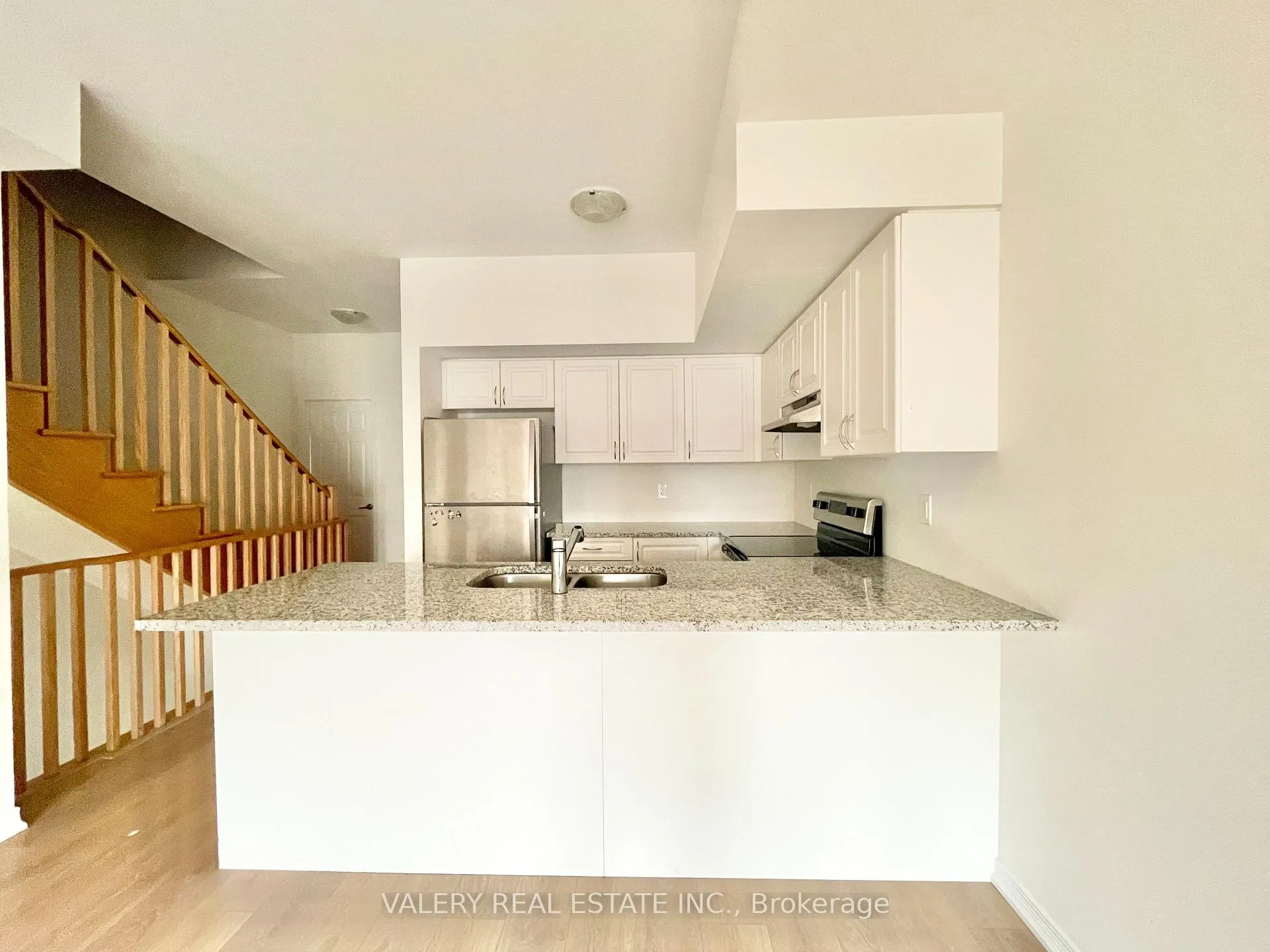 Photo 3 of 157 Danzatore Path, Oshawa, Windfields — HOMEH
