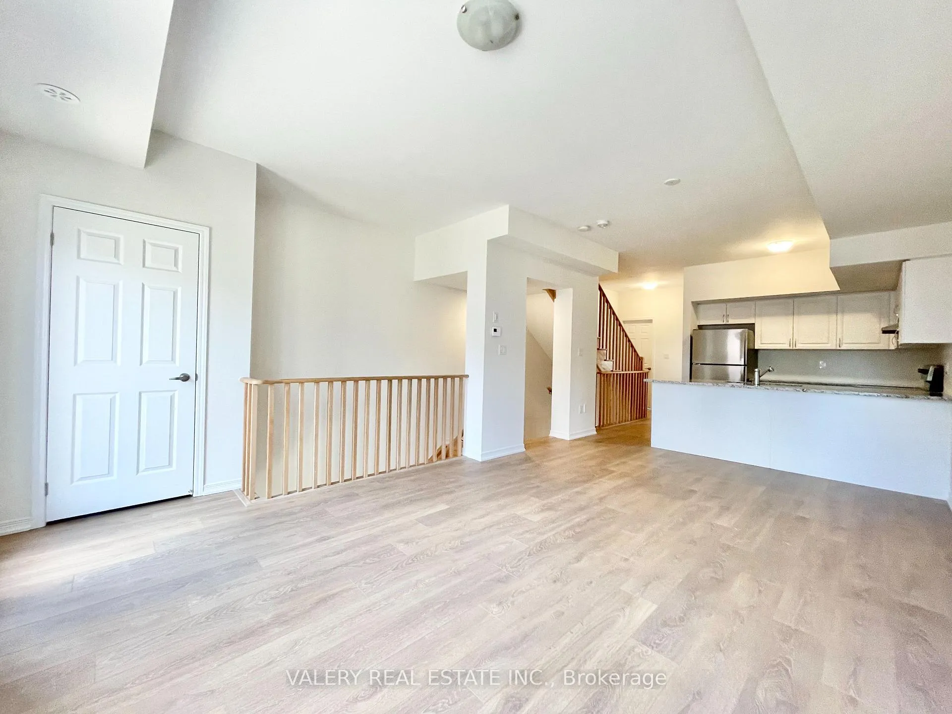 Photo 5 of 157 Danzatore Path, Oshawa, Windfields — HOMEH