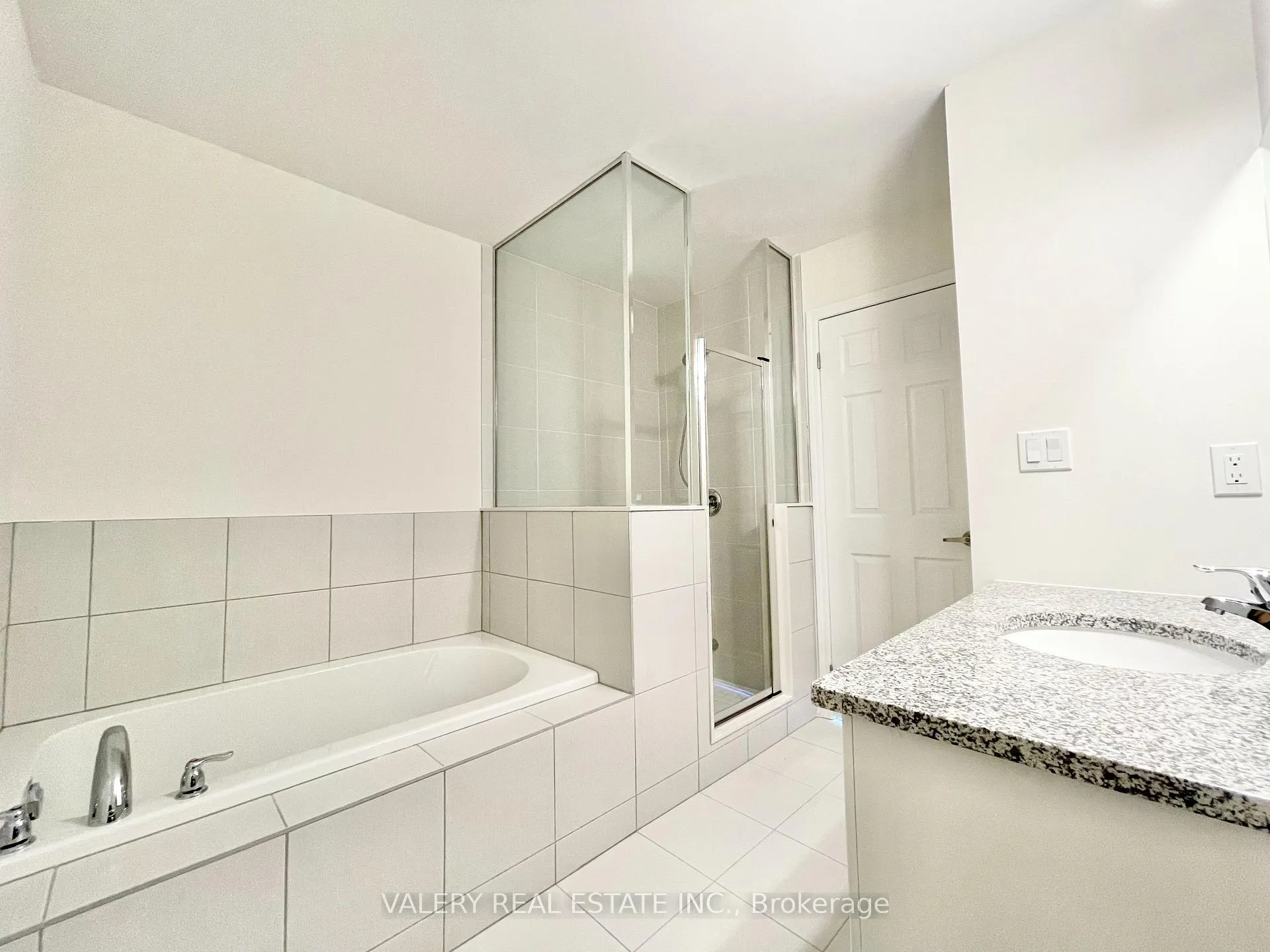 Photo 11 of 157 Danzatore Path, Oshawa, Windfields — HOMEH