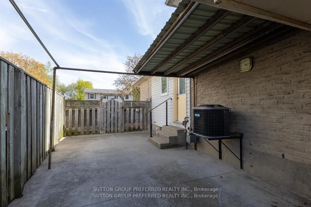 Photo 33 of 95 Scotchmere Crescent, London, South X — HOMEH