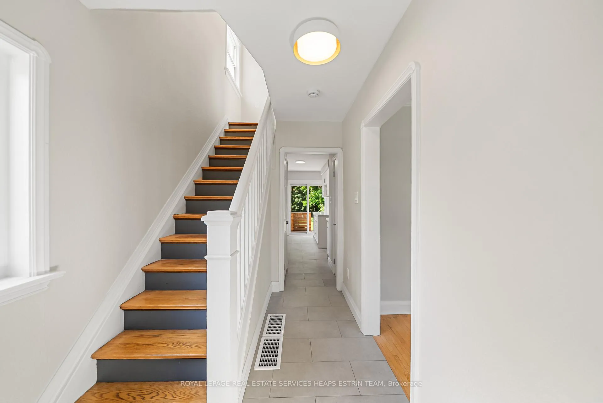 Photo 3 of Unit Upper, 21 Thursfield Crescent, Toronto, Leaside — HOMEH