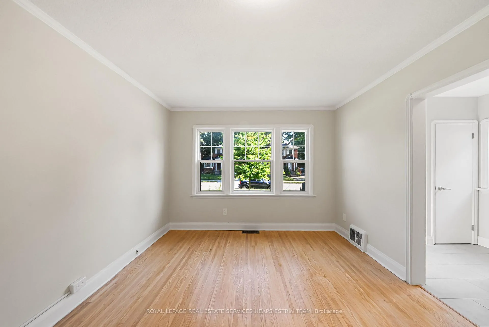 Photo 6 of Unit Upper, 21 Thursfield Crescent, Toronto, Leaside — HOMEH
