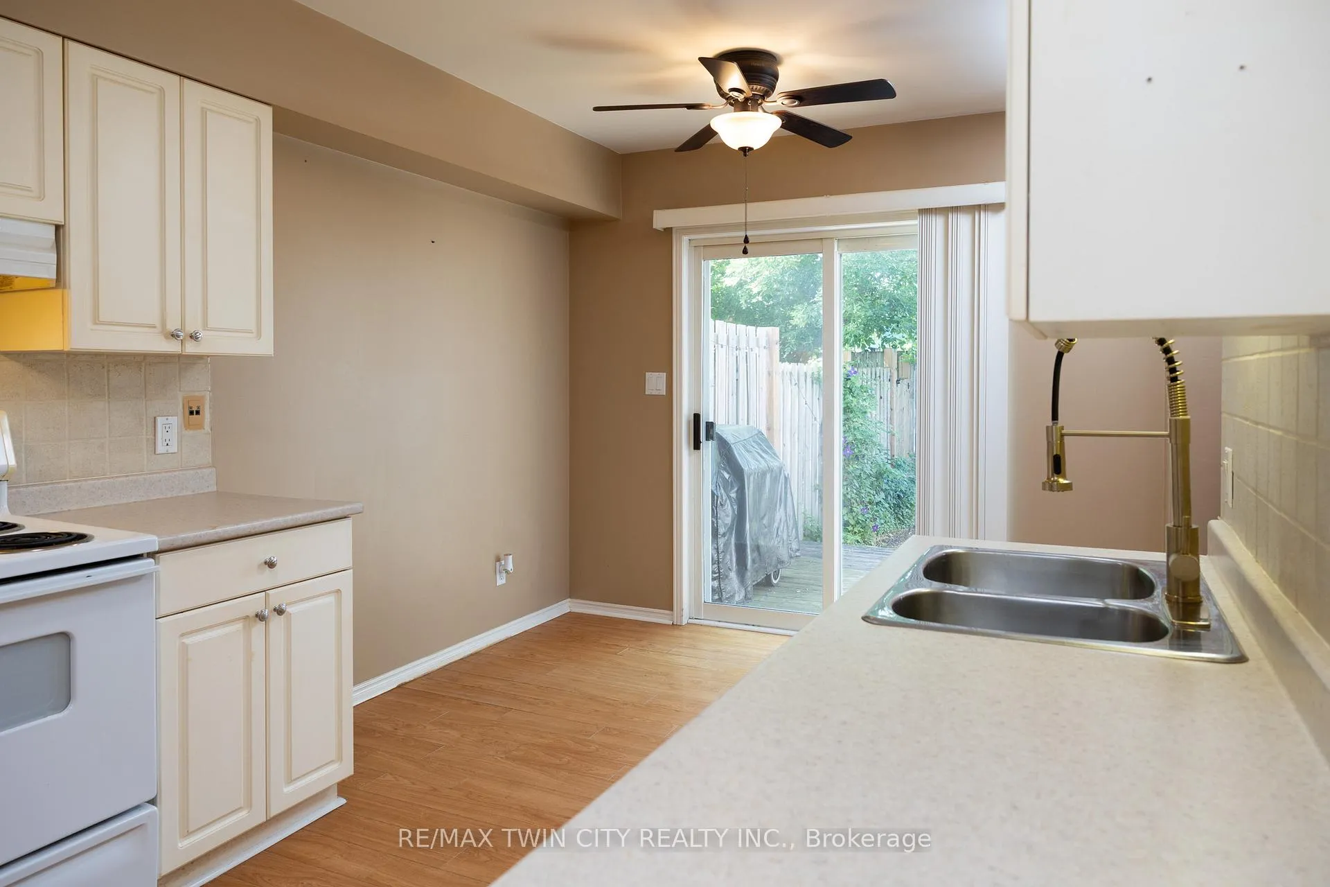 Photo 9 of 7 Graystone Court, Brant, Paris — HOMEH