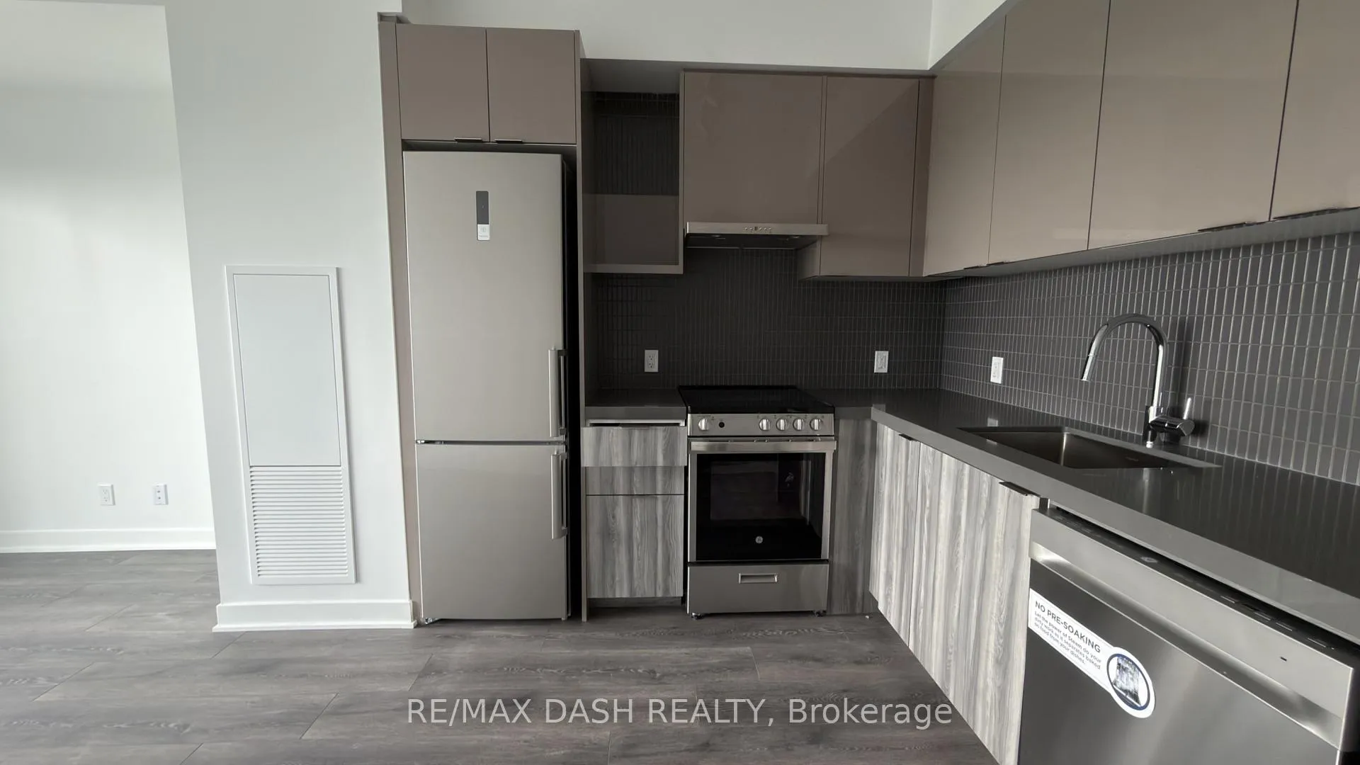 Photo 12 of Unit 1016, 6 Flavelle Trail, Vaughan, Steeles West Industrial — HOMEH