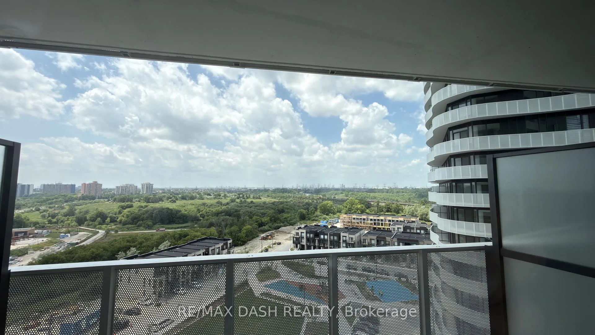 Photo 17 of Unit 1016, 6 Flavelle Trail, Vaughan, Steeles West Industrial — HOMEH