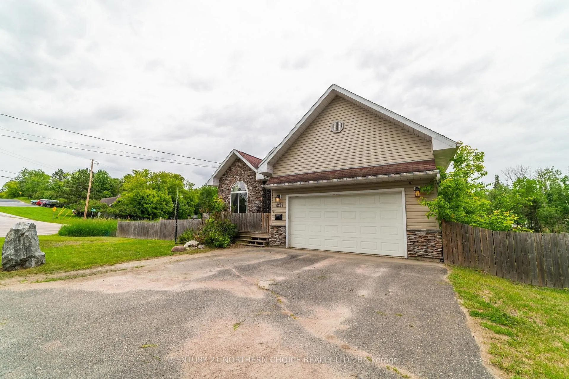 Photo 3 of 1221 River Drive, Kenora, Lakeside — HOMEH