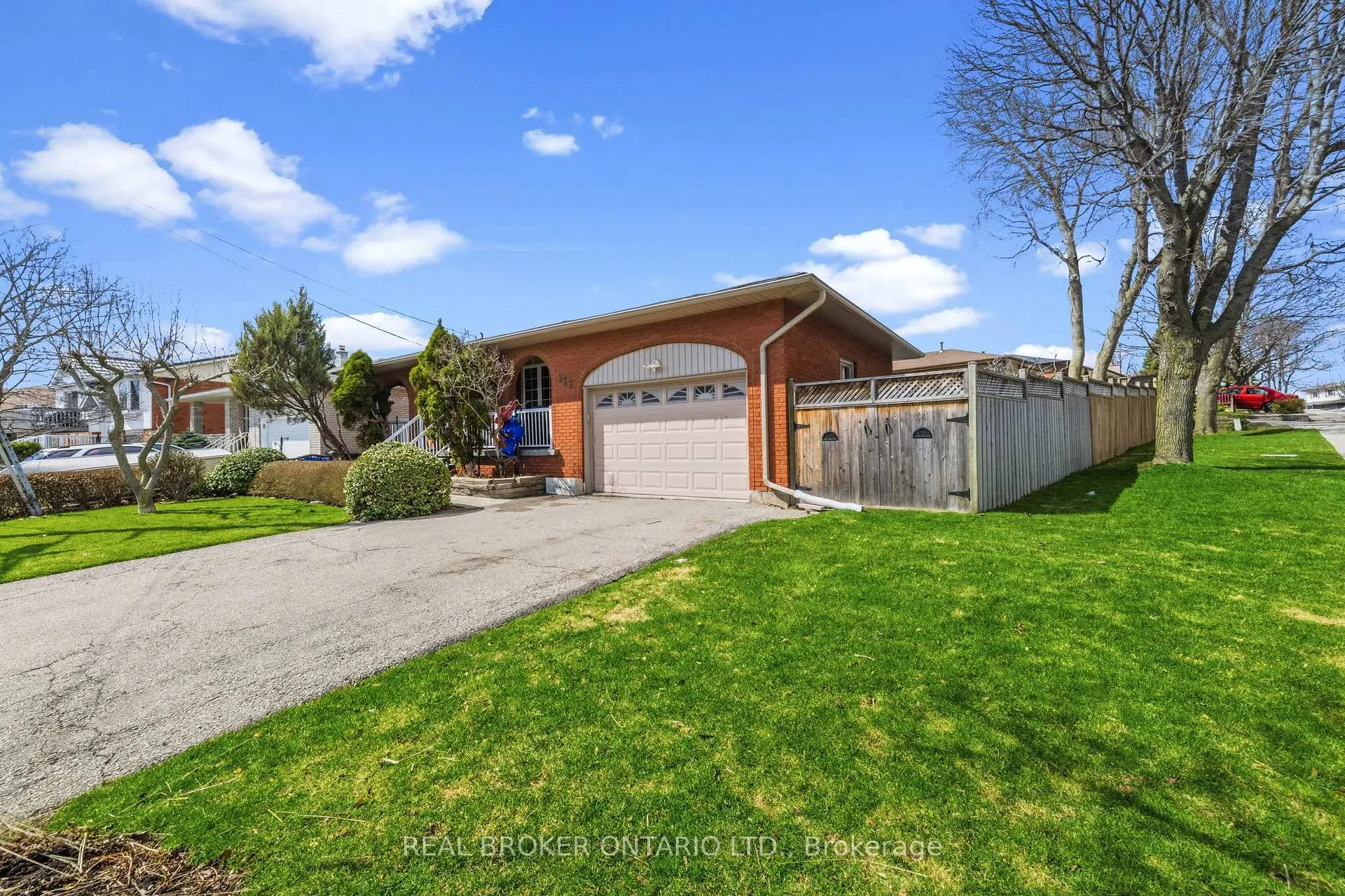 Photo 2 of 122 Green Cedar Drive, Hamilton, Gurnett — HOMEH