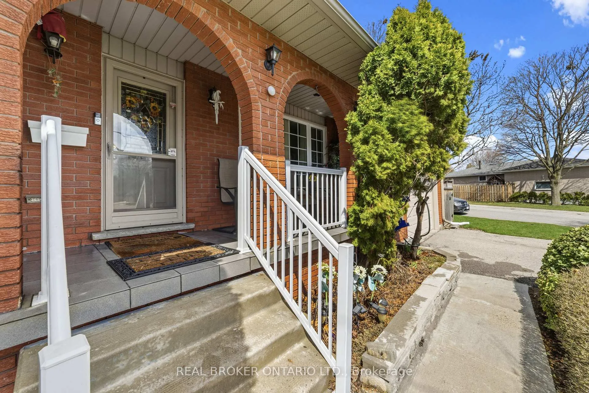 Photo 3 of 122 Green Cedar Drive, Hamilton, Gurnett — HOMEH