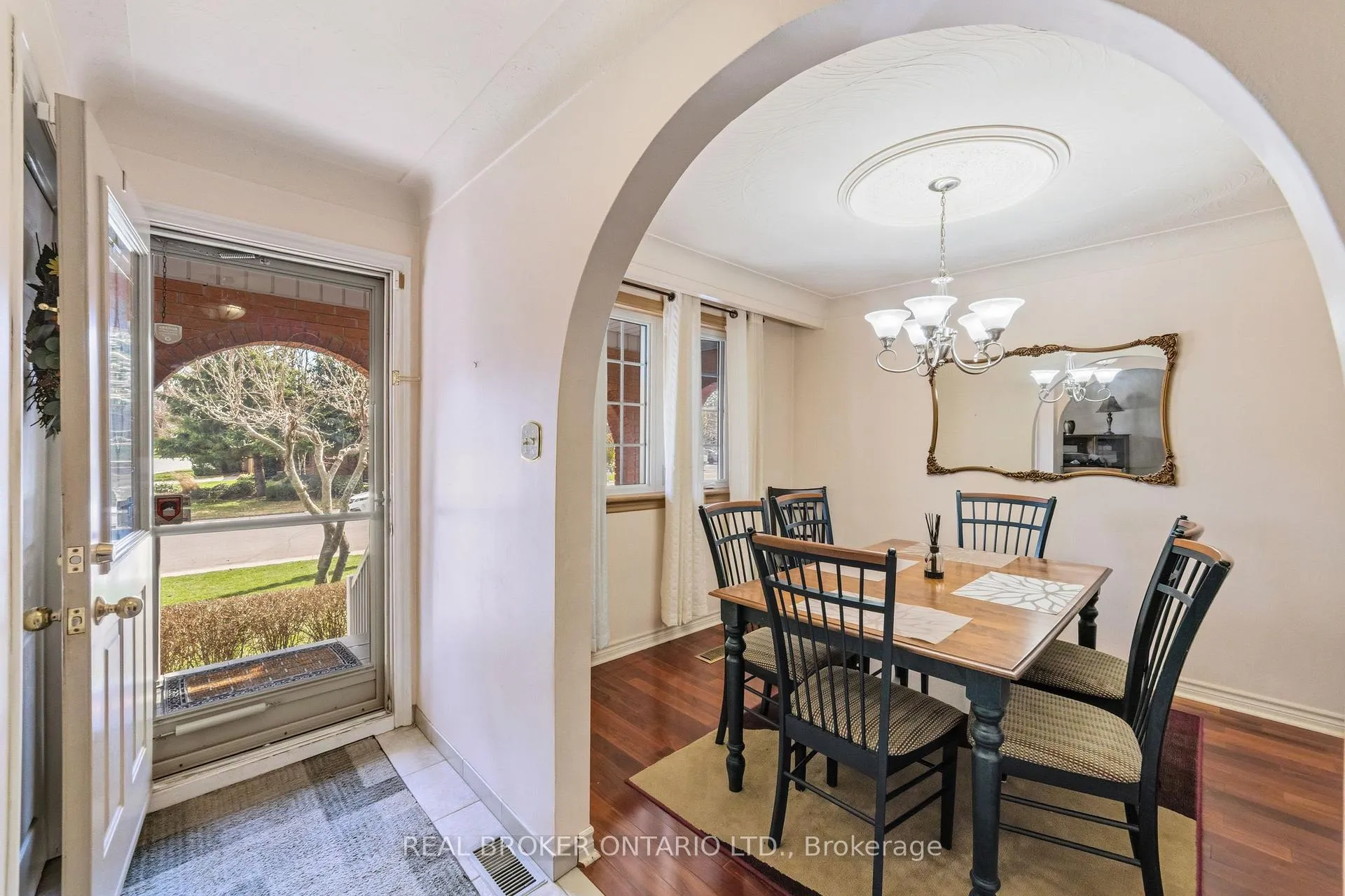Photo 5 of 122 Green Cedar Drive, Hamilton, Gurnett — HOMEH