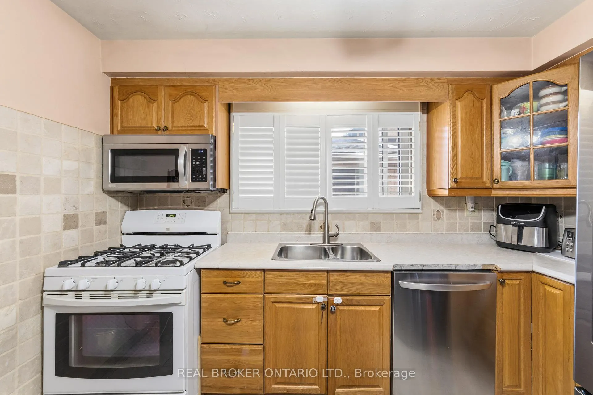 Photo 8 of 122 Green Cedar Drive, Hamilton, Gurnett — HOMEH