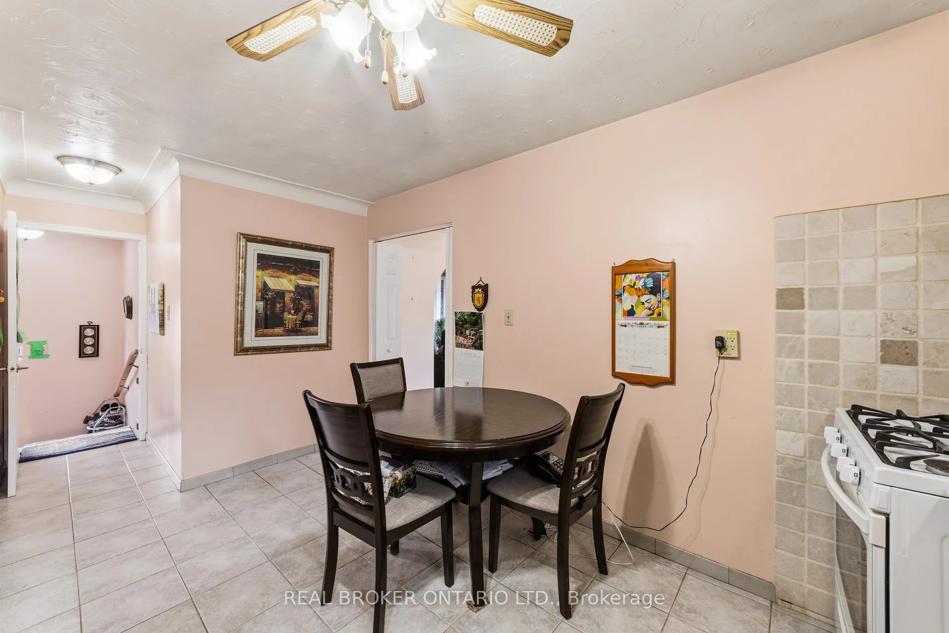 Photo 9 of 122 Green Cedar Drive, Hamilton, Gurnett — HOMEH