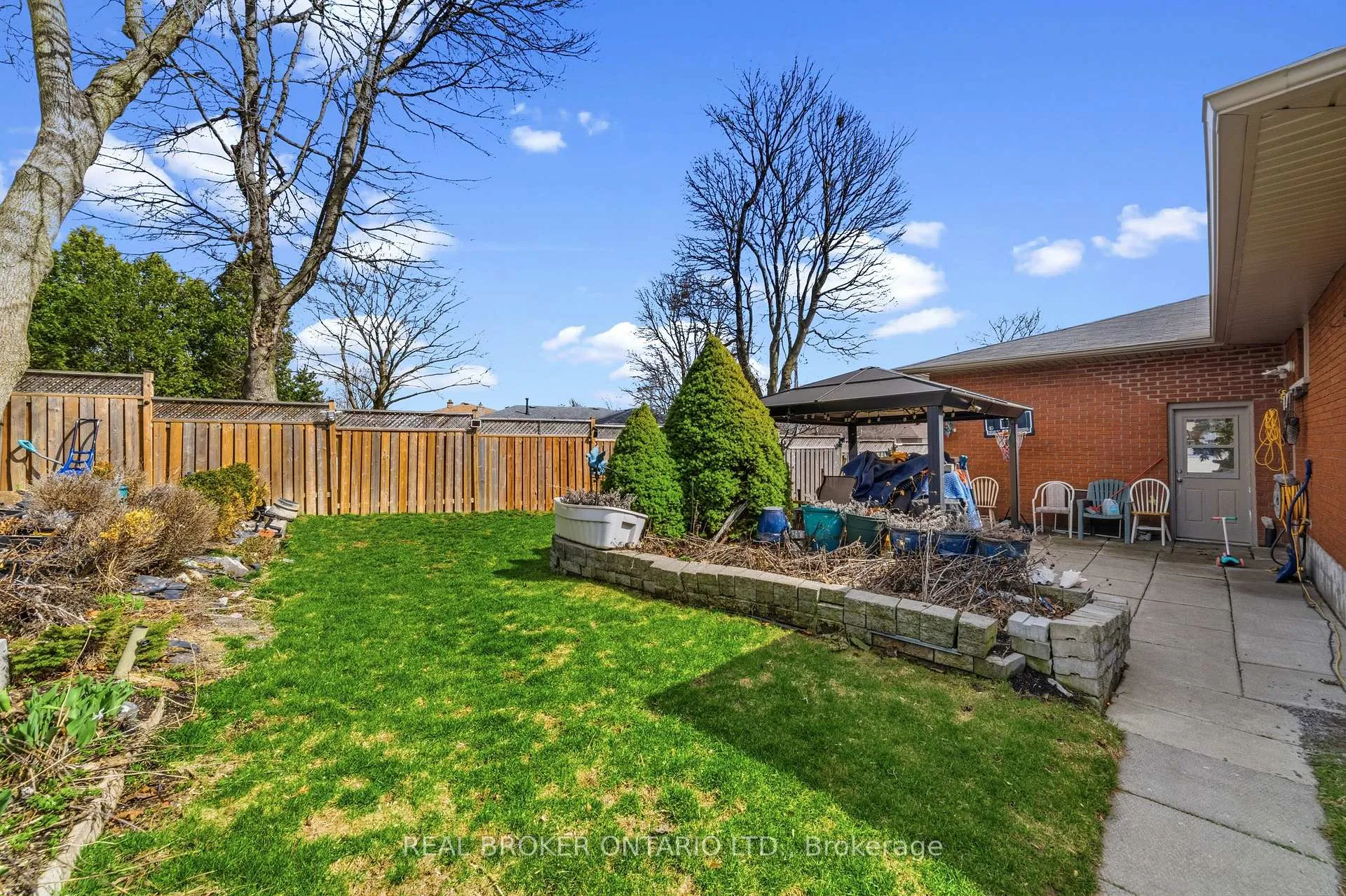 Photo 22 of 122 Green Cedar Drive, Hamilton, Gurnett — HOMEH