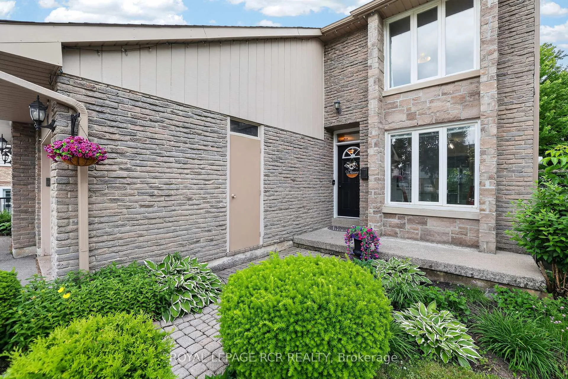 Photo 3 of 12 Macassa Court, Brampton, Heart Lake West — HOMEH