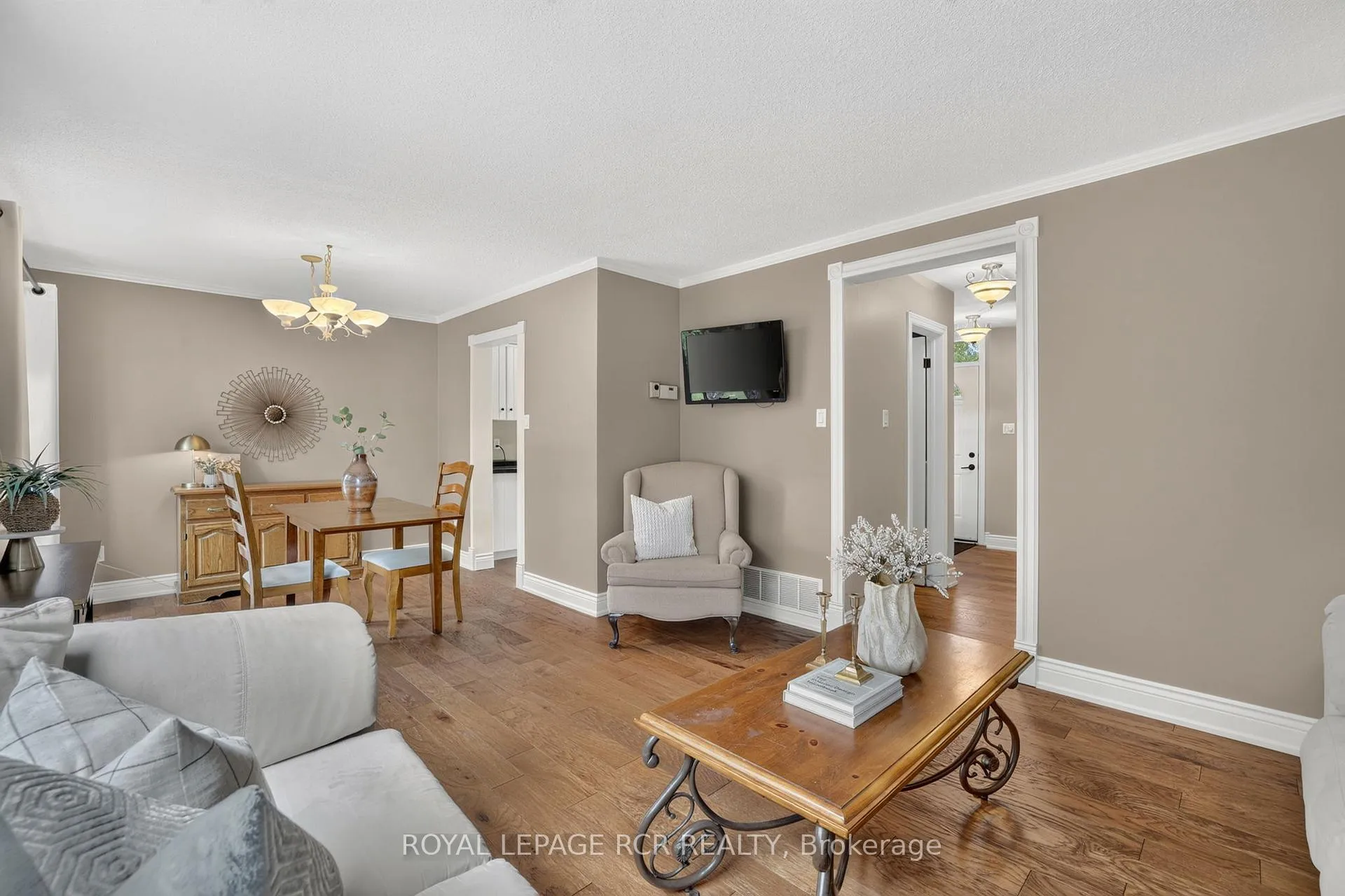 Photo 11 of 12 Macassa Court, Brampton, Heart Lake West — HOMEH