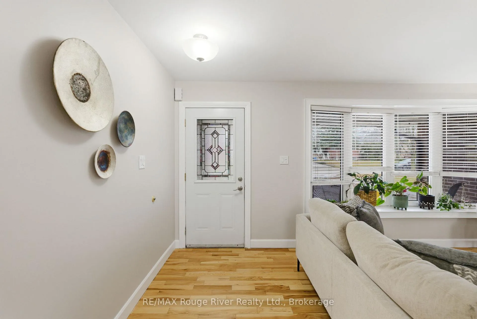 Photo 2 of 98 Applewood Crescent, Whitby, Blue Grass Meadows — HOMEH